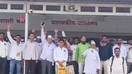 देवळा: उमराणे येथील खाजगी बाजार समितीमध्ये पणन उपसंचालकांना शेतकऱ्यांकडून घेराव