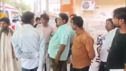 बुलंदशहर: गांव दरियापुर के पास बाइक सवारों को बस ने मारी टक्कर, एक की मौत व एक घायल
