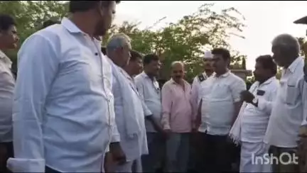తాళ్లపల్లి గ్రామంలో కరెంట్‌ తీగలు తెగిపడి గుడిసెలకు మంటలు, ఘటనా స్థలాన్ని పరిశీలించిన మండల తహసీల్దార్