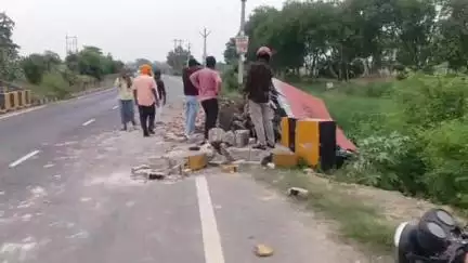 कसिया: राजवटिया में अनियंत्रित कंटेनर ने पुल का डिवाइडर तोड़ा, ड्रेन में गिरा, चालक व सहचालक गंभीर हालत में इलाज करवा रहे हैं