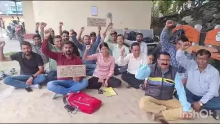 डुंडा: भटवाड़ी सहित 6 तहसीलों में पर्वतीय राजस्व निरीक्षकों व उप निरीक्षकों ने विभिन्न मांगों को लेकर कार्य बहिष्कार किया शुरू