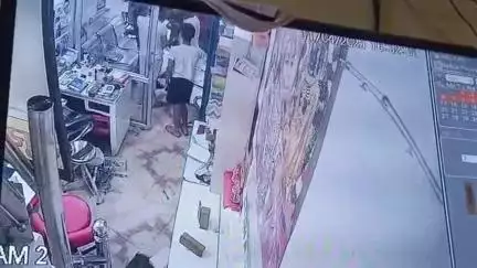 अलीगंज: गांधी चौराहा इमामबाड़ा समीप चश्मा की दुकान में काम कर रहे युवक के साथ दुकान में घुसकर की गई मारपीट, घटना CCTV में कैद