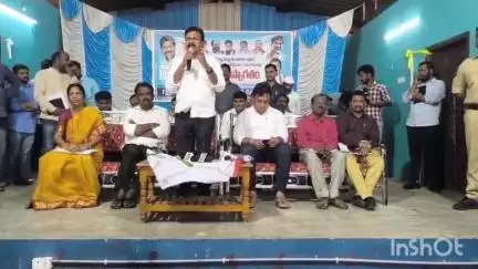 ఇల్లంతకుంట: లబ్ధిదారులకు ఇందిరమ్మ ఇండ్ల మంజూరు పత్రాలు అందజేసిన మానకొండూరు ఎమ్మెల్యే కవ్వంపల్లి సత్యనారాయణ సిరిసిల్ల కలెక్టర్..