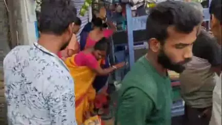 ময়নাগুড়ি: ময়নাগুড়ি হাসপাতালপাড়ায় যাত্রী বোঝাই টোটো আচমকা ঢুকে গেল একটি দোকানে, ক্ষতিগ্রস্ত দোকান আহত যাত্রীরা
