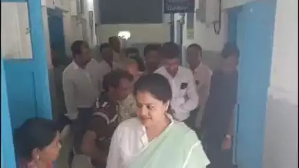 কাটোয়া ২: সিঙ্গি প্রাথমিক স্বাস্থ্য কেন্দ্র পরিদর্শন সাংসদ শর্মিলা সরকারের, সাংসদকে কাছে পেয়ে বিভিন্ন দাবি কর্মীদের