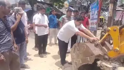 মথুরাপুর ২: কম্পানিরঠেক বাজারে হাইডেন তৈরি করার কাজের শুভ উদ্বোধন করেন জেলা পরিষদের সদস্য উদয় হালদার