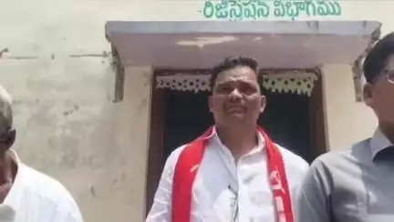 నూతనకల్: రైతులు ఎదుర్కొంటున్న సమస్యలను పరిష్కరించాలనీ నూతనకల్ తహశీల్దార్ కార్యాలయం ముందు ఏఐకేఎంఎస్ ఆధ్వర్యంలో ధర్నా