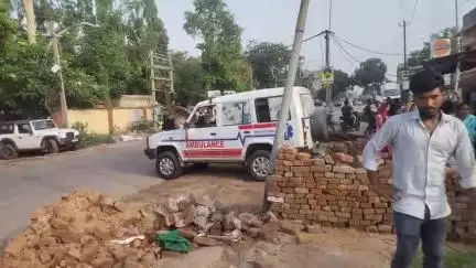 गोड्डा: भतडीहा पेट्रोल पंप के पास दीवार गिरने से पड़ोसी की मौत, परिजनों ने शव रखकर किया विरोध