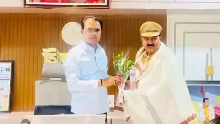 पारोळा: पोलीस निरीक्षक सुनील पवार यांची जळगाव येथे बदली आमदार अमोल पाटील यांनी दिल्या शुभेच्छा
