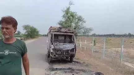 तिर्वा: ठठिया के वीरमपुर गांव के सामने लोडर में लगी आग, चालक ने कूदकर बचाई अपनी जान