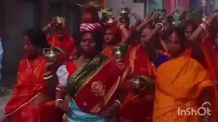 राजमहल: राजमहल नगर पंचायत क्षेत्र में महिलाओं ने निकाली कलश यात्रा, बूढ़ी मां की पूजा के लिए किया नगर भ्रमण