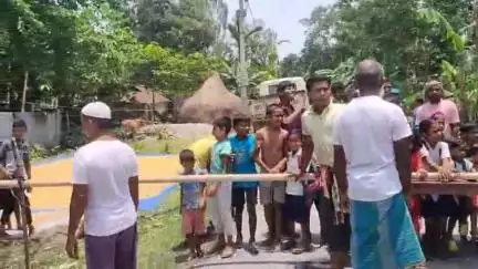 দিনহাটা ২: বেহাল রাস্তা সংস্কারের দাবিতে বুড়িরহাট পূর্ব বালাকুড়ায় পথ অবরোধ শিক্ষক-ছাত্র ও স্থানীয়দের #jansamasya