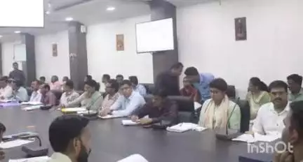 सुकमा: सुकमा कलेक्टरेट कार्यालय में कलेक्टर देवेश कुमार ध्रुव ने समय सीमा की बैठक ली, दिए कई निर्देश