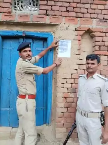 #भोजपुर_पुलिस द्वारा उदवंतनगर थाना कांड संख्या- 130/24 के फिरार अभियुक्त के घर पर विधिवत इश्तिहार तामिल किया गया।
"भोजपुर पुलिस आपकी सेवा में सदैव तत्पर"