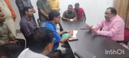बलिया: बेपटरी बिजली आपूर्ति को लेकर परिवहन मंत्री नाराज, पीडब्लूडी डाकबंगले में बैठक कर बिजली विभाग के अधिकारियों की लगाई क्लास