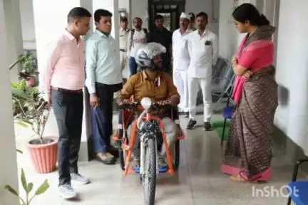 झाबुआ: झाबुआ में ज़िला कलेक्टर ने एडिप योजना के तहत एक दिव्यांग को दी इलेक्ट्रिक ट्राइ साइकिल