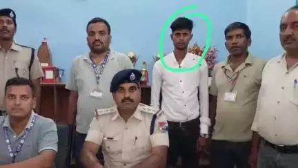 डेहरी: आरपीएफ डेहरी ऑन सोन ने अनुग्रह नारायण रोड स्टेशन से टिकट दलाल को किया गिरफ्तार, अवैध टिकट बरामद