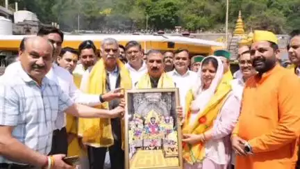धर्मशाला: मुख्यमंत्री ठाकुर सुखबिंदर सिंह सुक्खू ने धर्मपत्नी के साथ माता बगलामुखी मंदिर में नवाया शीश