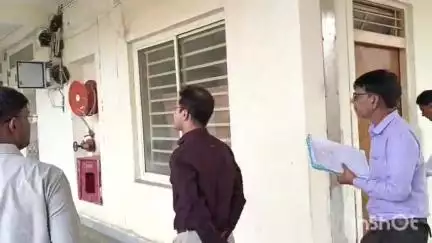 अशोक नगर: कलेक्टर ने कलेक्ट्रेट के खाली कक्षों का किया निरीक्षण, पुराने सामान की होगी नीलामी