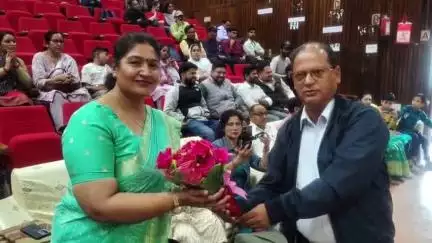 पौड़ी: प्रेक्षागृह में कवि सम्मेलन का आयोजन, प्रसिद्ध कवियों ने अपनी विधाओं में स्वरचित कविताओं का पाठ किया