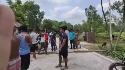 দিনহাটা ২: চান্দেরকুঠিতে রাস্তা ও পানীয় জলের দাবিতে গাছের গুড়ি ফেলে পথ অবরোধ বাসিন্দাদের #jansamasya
