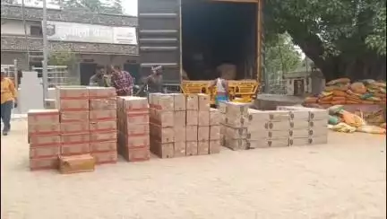 सुगौली: सुगौली पुलिस ने छपवा-मोतिहारी उच्च पथ में जांच के दौरान एक कंटेनर से 478 कार्टून विदेशी शराब और कारोबारी को पकड़ा