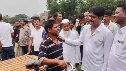 ভাঙড় ১: ভাঙ্গড় বিধানসভার তিনটি অঞ্চলের দুঃস্থ মানুষের হাতে ভ্যান রিক্সা তুলে দিলেন ক্যানিং পূর্বের বিধায়ক শওকত মোল্লা