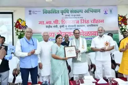 नारायणगांव में ड्रोन दीदी पुष्पा कोरड़े को ड्रोन तकनीक में उत्कृष्ट योगदान के लिए सम्मान।
#ViksitKrishi #AgriGoI