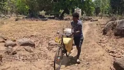 रनियां: टाटीबेडा गांव के ग्रामीण मूलभूत सुविधाओं से वंचित,गांव तक नहीं है पहुच पथ#jansamasya