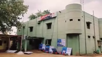 गंडई के ग्राम नेवासपुर में शराब पीने की सुविधा उपलब्ध कराने वाली महिला को पुलिस ने पकड़ा