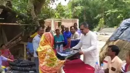 বালুরঘাট: বর্ষার শুরুতেই সমস্যায় পড়েছেন অনেকে, বালুরঘাট ও হিলিতে শতাধিক ত্রিপল বিলি করলেন বিধায়ক অশোক কুমার লাহিড়ী #jansamasya