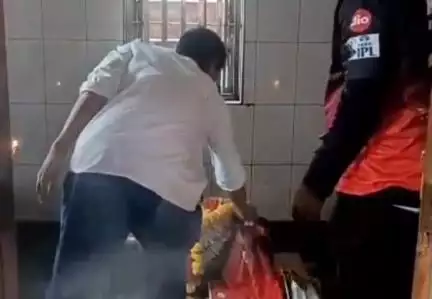 ದಾಂಡೇಲಿ: ಆರ್‌ಸಿಬಿ ಗೆಲುವಿಗಾಗಿ ಶ್ರೀ ದಾಂಡೇಲಪ್ಪನ ಸನ್ನಿಧಿಯಲ್ಲಿ ವಿಶೇಷ ಪೂಜೆ, ಪ್ರಾರ್ಥನೆ ಸಲ್ಲಿಕೆ
