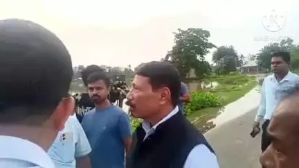 বোকাখাত: মহুৰাৰ লগতে বান পীড়িত ৰাইজৰ  বান পৰিস্থিতিৰ বুজ লবলৈ উপস্থিত মন্ত্ৰী অতুল বৰাৰ