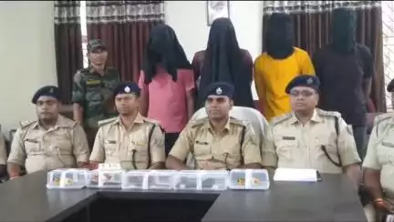 धनबाद/केंदुआडीह: डकैती की बड़ी साजिश नाकाम, हथियारों के साथ चार अपराधी गिरफ्तार, बैंक मोड़ थाना में सिटी एसपी ने की प्रेस वार्ता