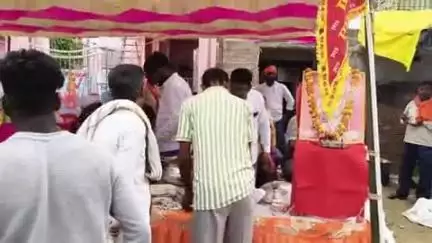 जयसिंहपुर: गोसाईगंज बाजार के प्राचीन हनुमान मंदिर सहित विभिन्न स्थानों पर किया गया प्रसाद का वितरण