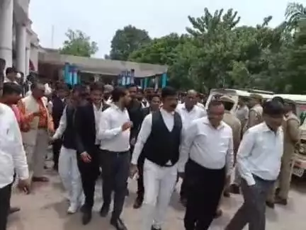 फर्रुखाबाद: बीते दिन फतेहगढ़ कचहरी में महिला पुलिस कर्मी और अधिवक्ता के बीच हुए विवाद ने पकड़ा तूल, अधिवक्ताओं ने किया प्रदर्शन
