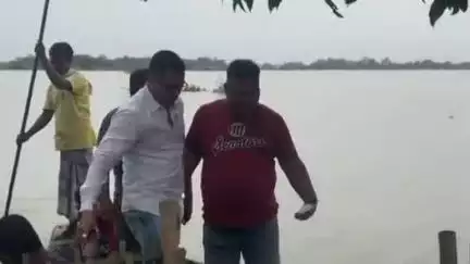 ডৱকা পথাৰ,বেদৌআটি, ডৱকা নলা আদি অঞ্চলৰ বানপীৰিত ৰাইজৰ  দুখ-দূৰ্দৰ্শাৰ বুজ লয় জিলা আমছুৰ সভাপতি সহ জিলা আমছুৰ এটি দলে