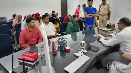 बिक्रमगंज: अनुमंडलाधिकारी बिक्रमगंज ने कार्यालय कक्ष में जनता दरबार आयोजित कर समस्याएं सुनीं, त्वरित कार्रवाई करने का दिया निर्देश