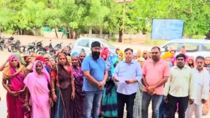 बूंदी: रामगंज गांव के ग्रामीणों ने नरेगा का कार्य रोकने पर जिला कलेक्टर को सौंपा ज्ञापन