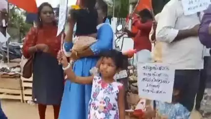 அறந்தாங்கி: 108 ஆம்புலன்ஸ் தொழிலாளர்கள் தபால் நிலையம் அருகே ஆர்ப்பாட்டத்தில் ஈடுபட்டனர்