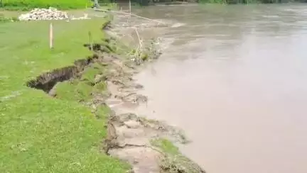 ধূপগুড়ি: দক্ষিণ ডাঙ্গাপাড়া এলাকায় ভাঙ্গন রুখতে জলঢাকা নদীর ধারে বাধের দাবি তুলেছেন বাসিন্দারা#jansamasya