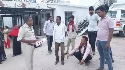 लोहरदगा: वाहन की टक्कर से क्षतिग्रस्त बिजली पोल से गिरने से एक युवक की मौत