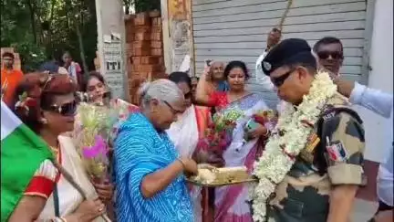 রানাঘাট ১: অপারেশন সিঁদুর এর অংশগ্রহনকারী BSF জাওয়ান বাড়ী ফিরতেই রানাঘাটে BSF জাওয়ানকে উষ্ণ সম্বর্ধনা কীর্তি নগর বাসীর