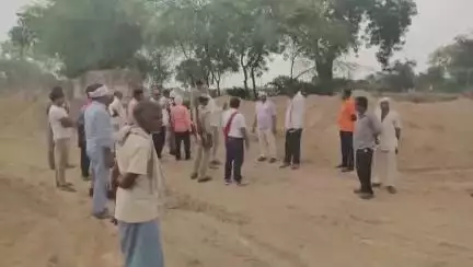 फतेहपुर: जमरावा में सरकारी जमीनों पर कब्जे के मामले में राजस्व टीम ने हाईकोर्ट के आदेश पर नाप शुरू की, SDM व फोर्स गांव में मौजूद