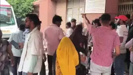 एटा: निधौली खुर्द के समीप रोड एक्सीडेंट में 17 वर्षीय किशोर की उपचार के दौरान मौत, परिवार में मचा कोहराम