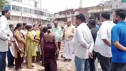 હાલોલ: પ્રાંત અધિકારીની કચેરી ખાતે નગરમાં થતા વિકાસલક્ષી કામો અને પ્રિ-મોન્સૂન કામગીરી અંતર્ગત સમીક્ષા બેઠક યોજાઈ