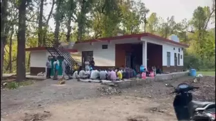 नाहन: गांव बडाबन में शहीद लांस नायक मनीष ठाकुर के घर गमगीन माहौल, BJP प्रदेशाध्यक्ष डॉ राजीव बिंदल ने परिवार को बंधाया ढांढस