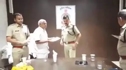 सहसपुर लोहारा: 38 साल पुलिस विभाग में सेवा देने के बाद उप निरीक्षक को एसपी कार्यालय में विदाई देते हुए सम्मानित किया गया