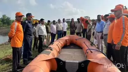 पालघर: खांड बंधारा येथे एनडीआरएफ पथक  तहसीलदार कार्यालय विक्रमगडच्यावतीने आयआरबी विथ ओबीएमचे प्रात्यक्षिक