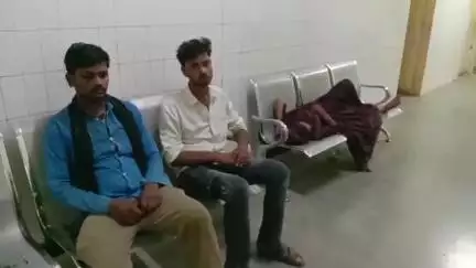 बबेरू: खेरा गांव में टोटी का पानी बहने को लेकर दबंगों ने चार लोगों को मारपीट कर किया घायल, पुलिस ने कराया मेडिकल